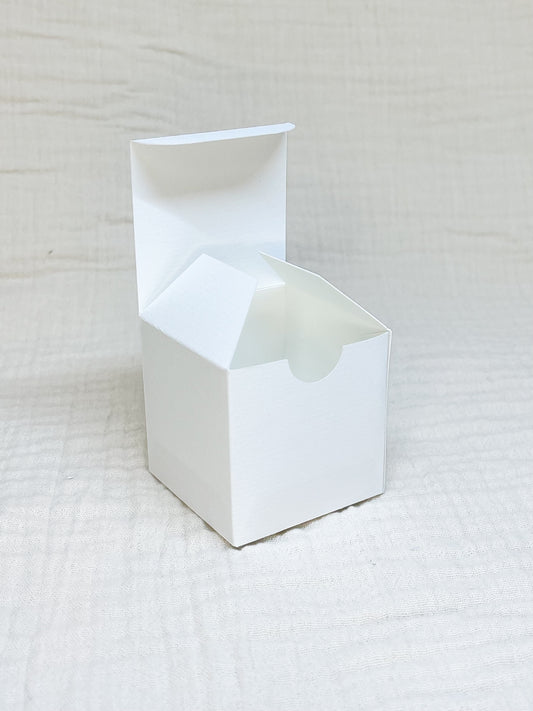 Kubusdoosje in gebroken wit voor doopsuiker open - Atelier D