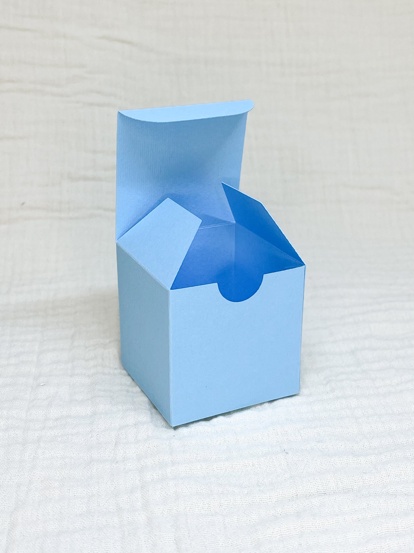 Kubusdoosje in hemelsblauw voor doopsuiker open - Atelier D
