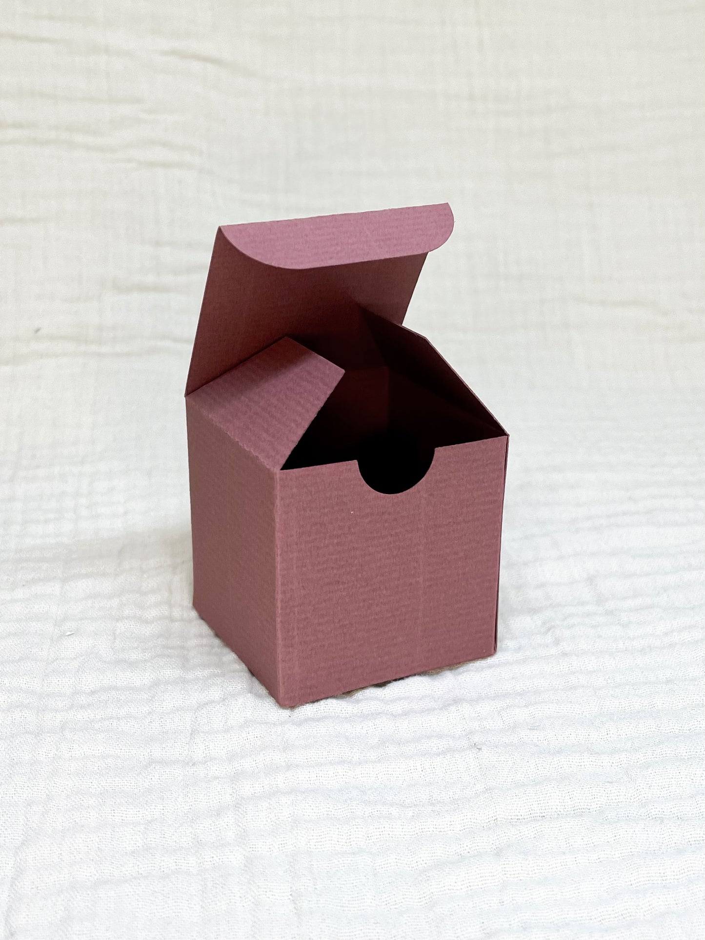 Kubusdoosje in kastanje voor doopsuiker open - Atelier D