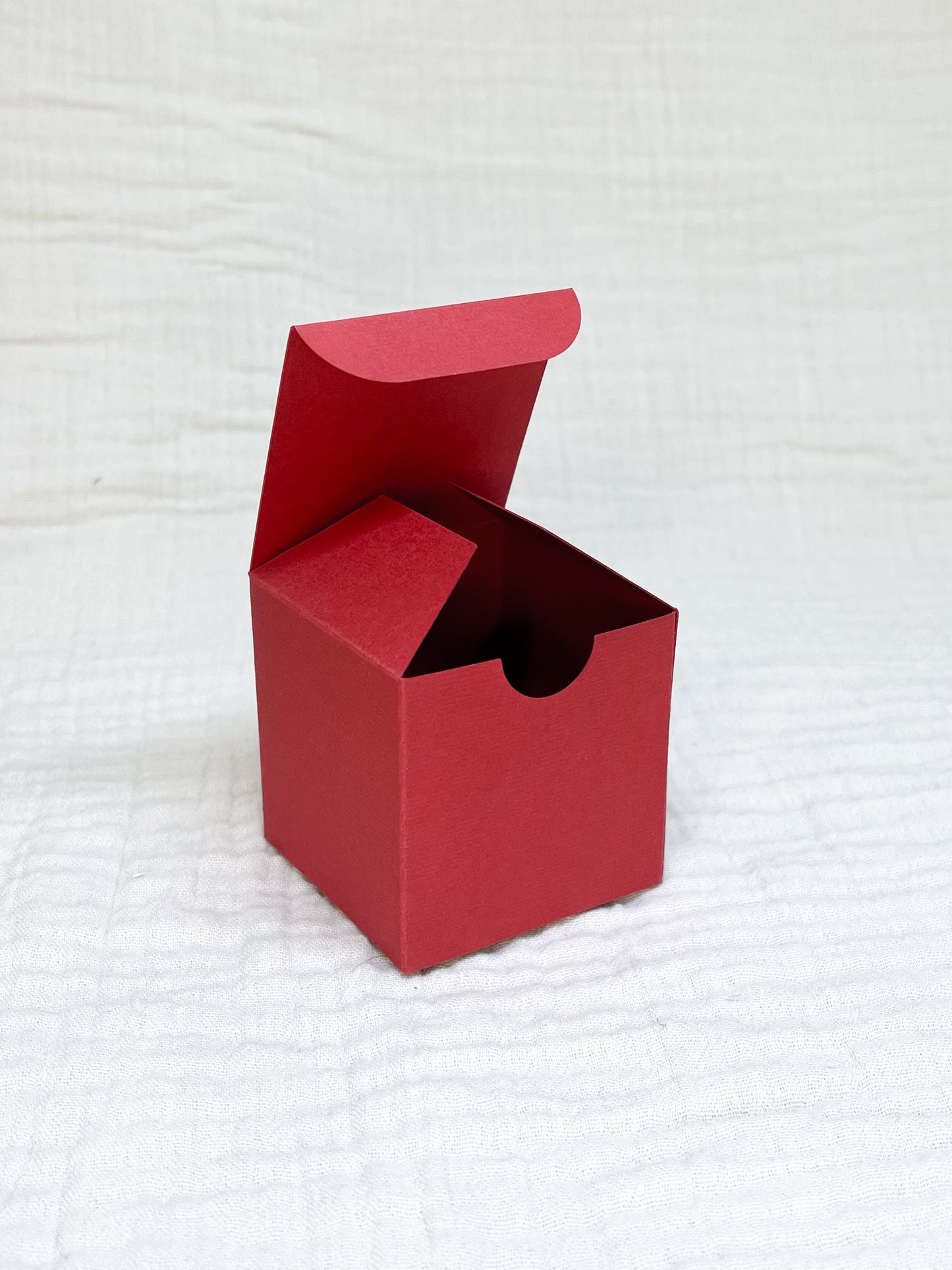 Kubusdoosje in kers voor doopsuiker open - Atelier D