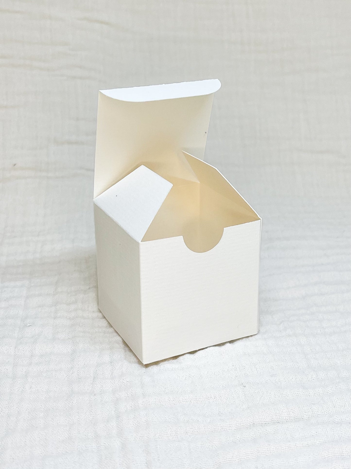 Kubusdoosje in linnen voor doopsuiker open - Atelier D