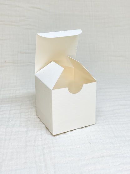 Kubusdoosje in linnen voor doopsuiker open - Atelier D