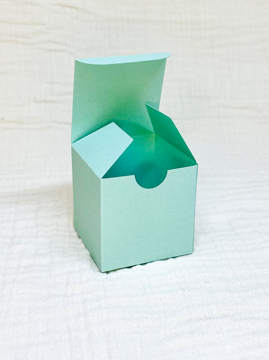 Kubusdoosje in munt voor doopsuiker open - Atelier D