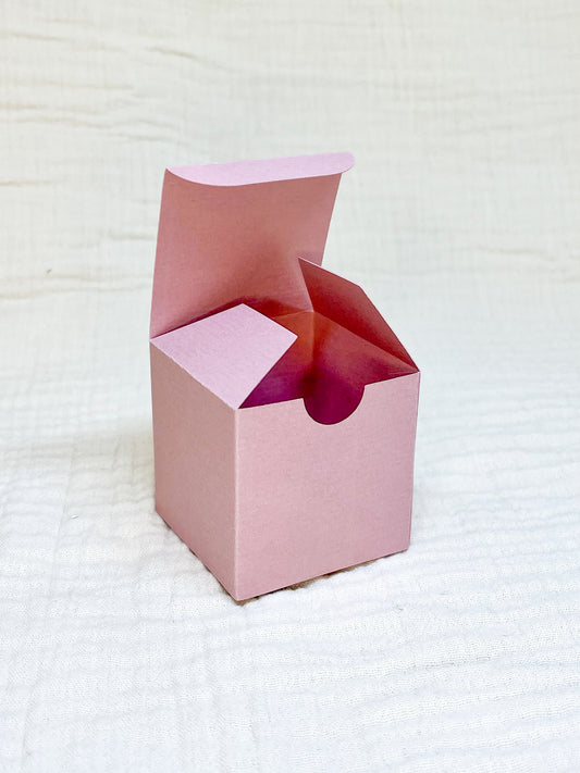 Kubusdoosje in oud roze voor doopsuiker open - Atelier D