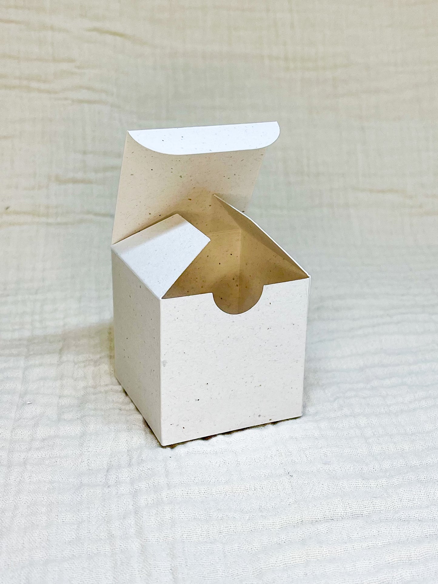 Kubusdoosje in spikkel voor doopsuiker open - Atelier D