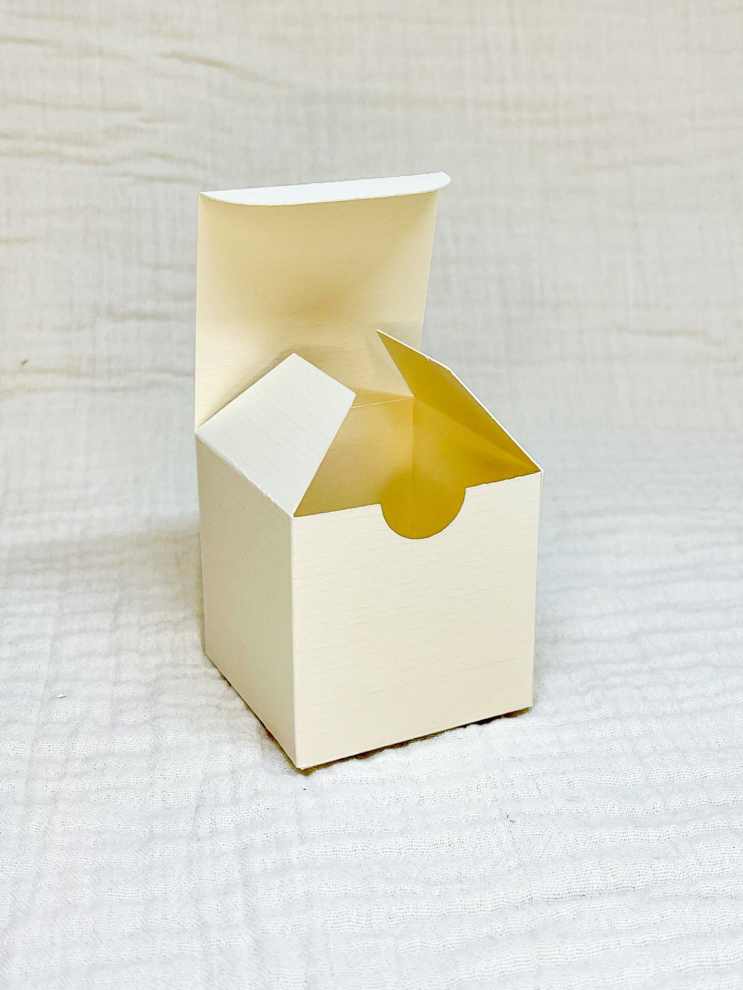 Kubusdoosje in vanille voor doopsuiker open - Atelier D