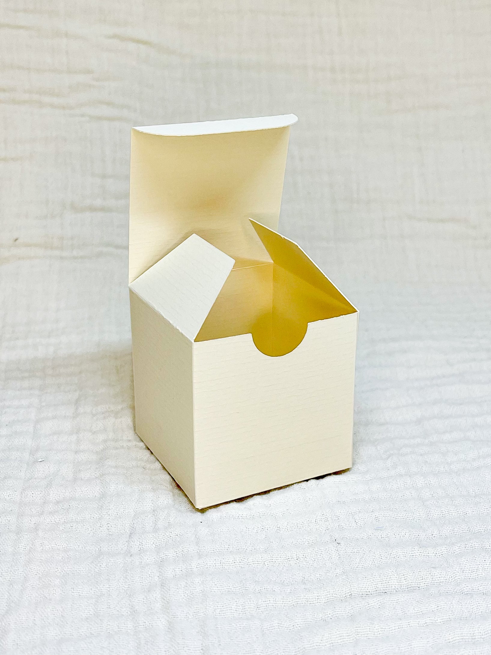 Kubusdoosje in vanille voor doopsuiker open - Atelier D