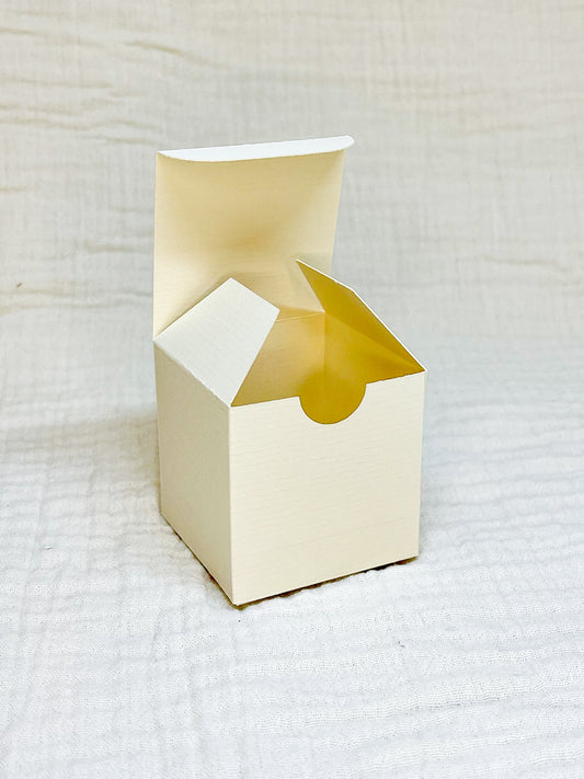 Kubusdoosje in vanille voor doopsuiker open - Atelier D