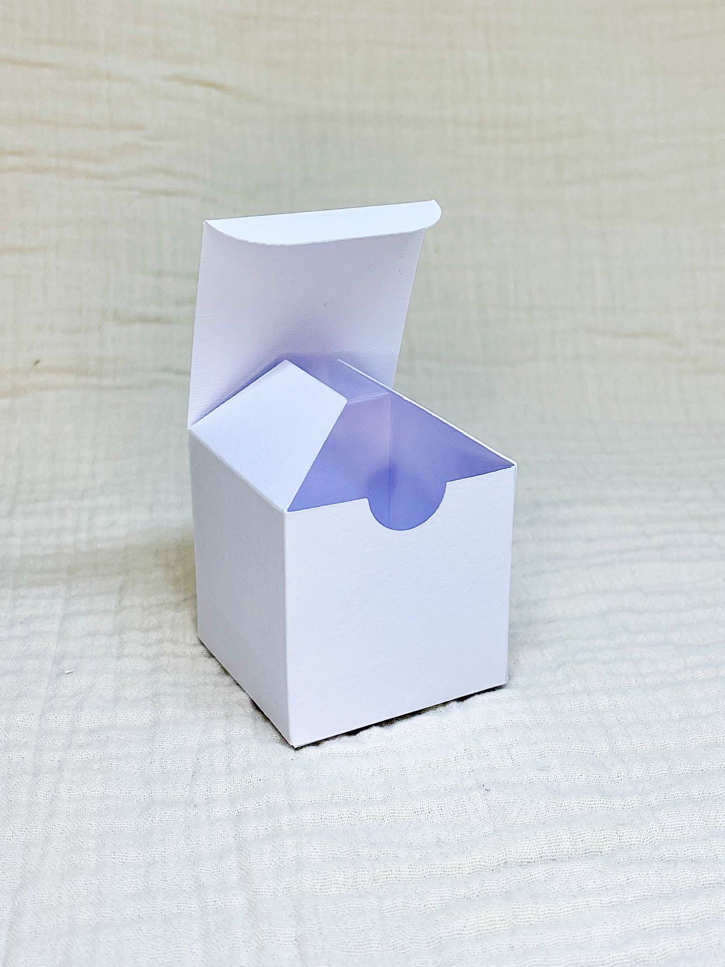 Kubusdoosje in wit voor doopsuiker open - Atelier D