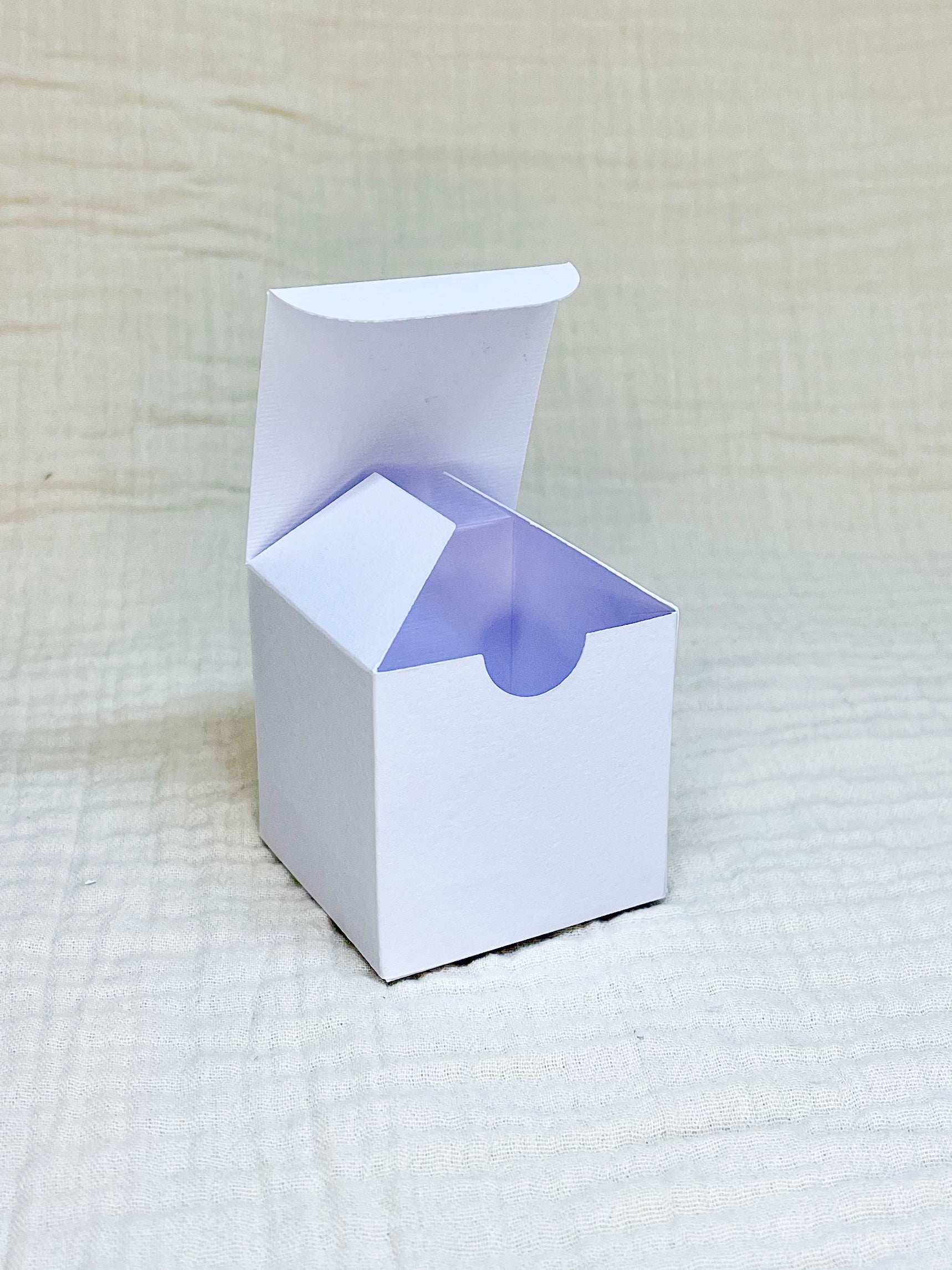 Kubusdoosje in wit voor doopsuiker open - Atelier D