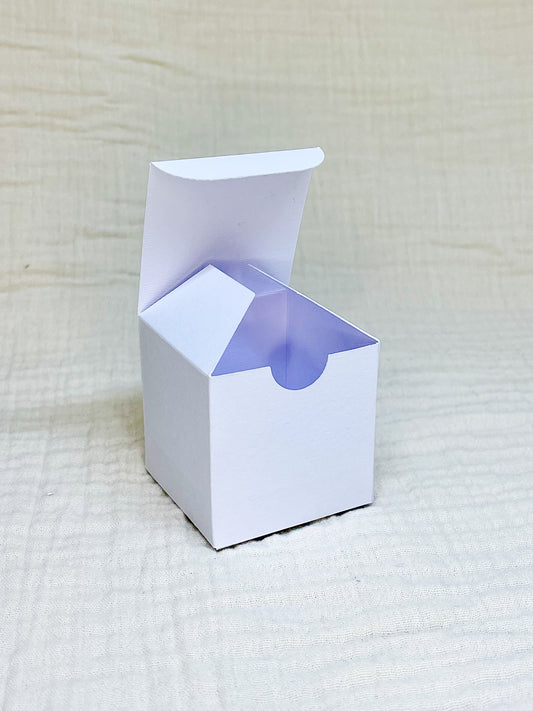 Kubusdoosje in wit voor doopsuiker open - Atelier D