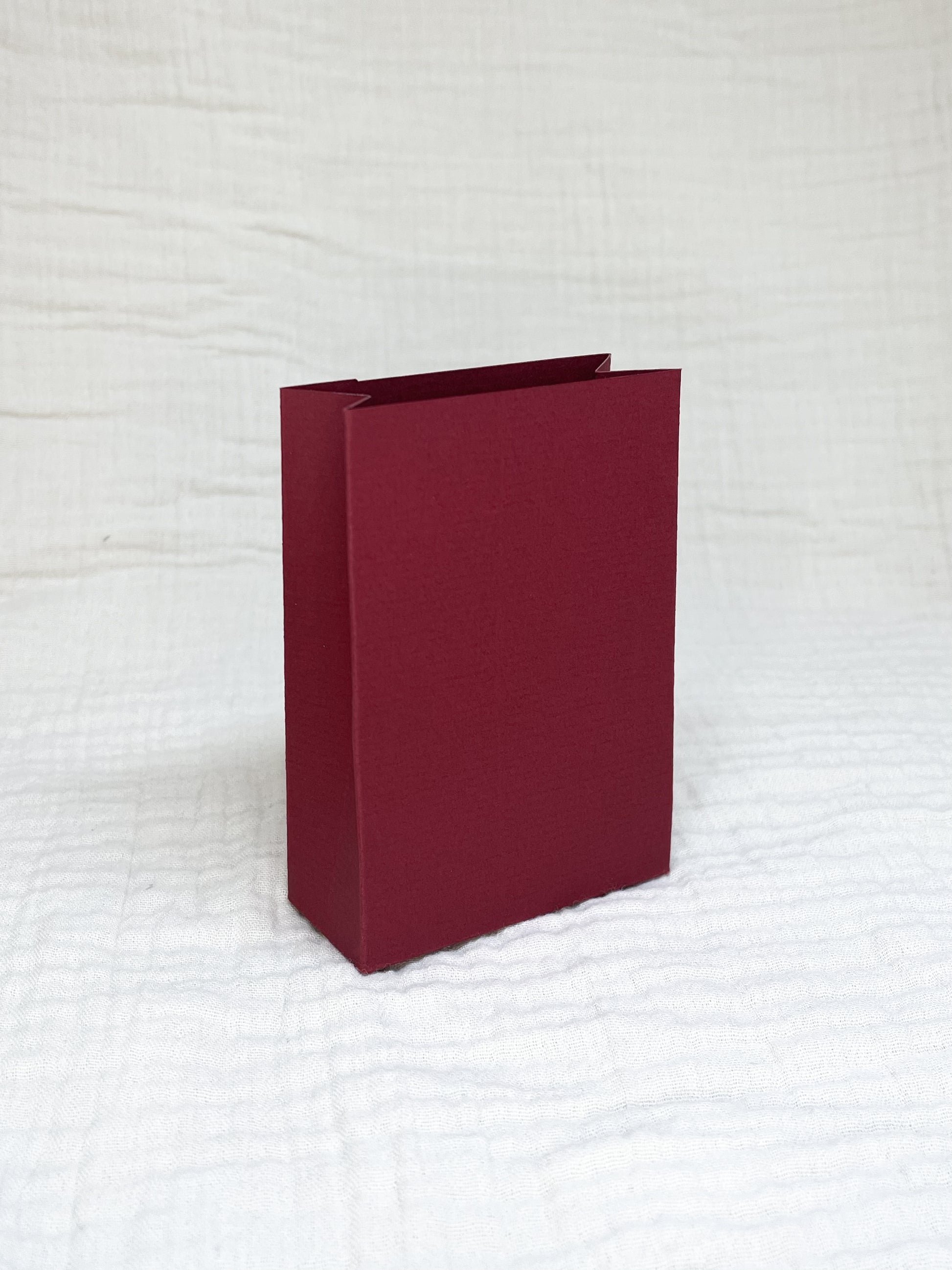 Laag doosje in bordeaux voor doopsuiker - Atelier D