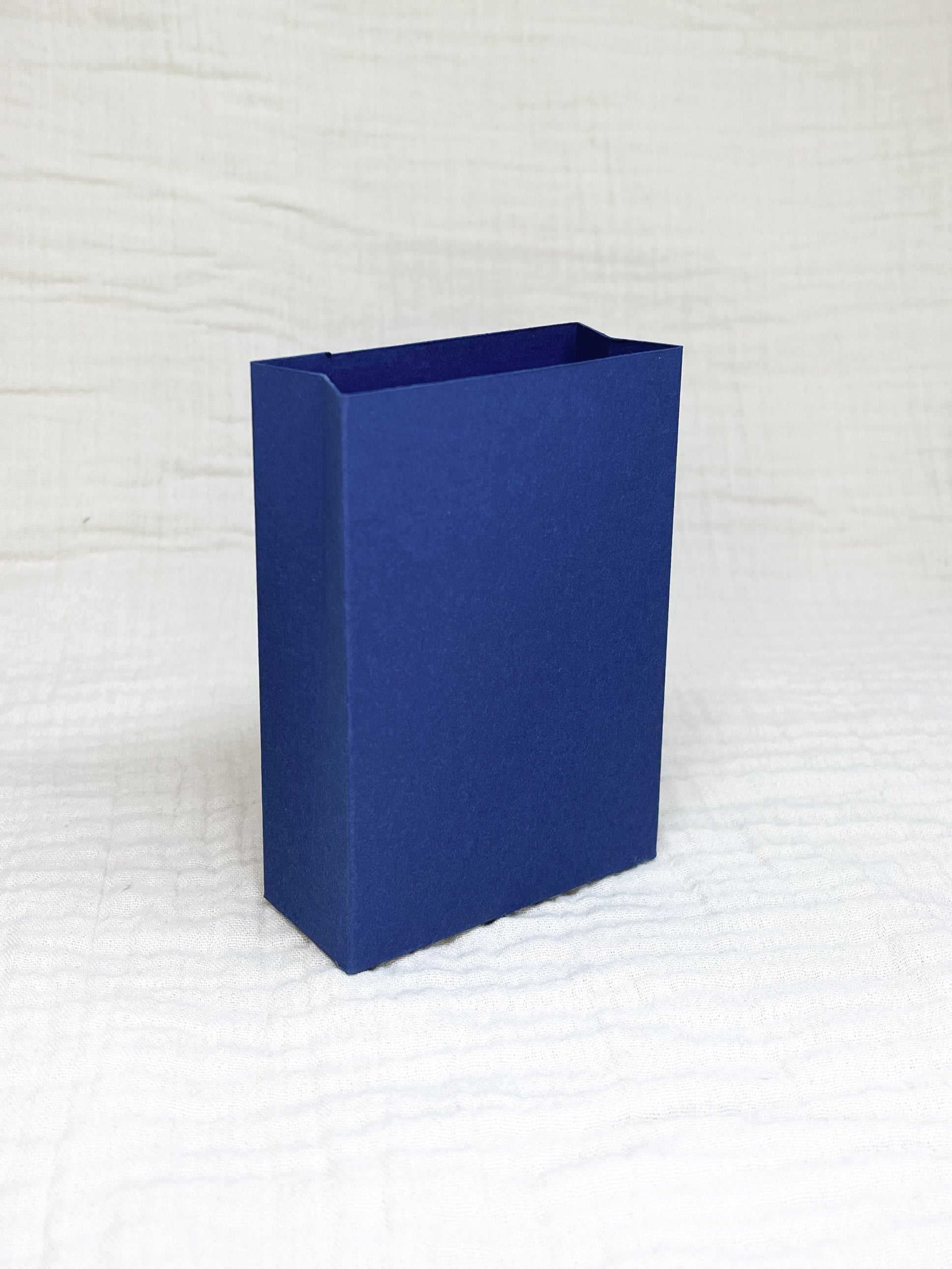 Laag doosje in donker blauw voor doopsuiker - Atelier D