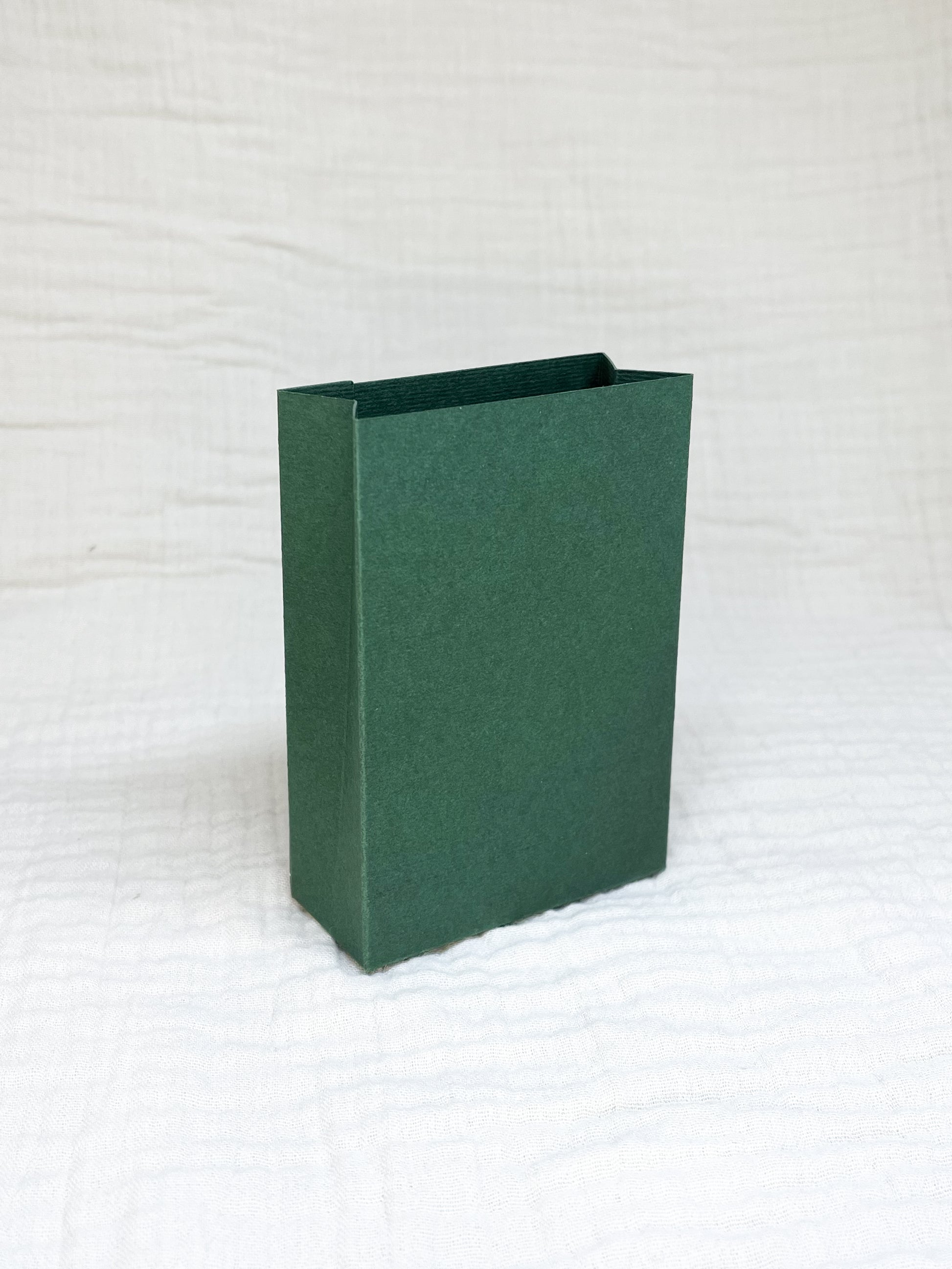 Laag doosje in donker groen voor doopsuiker - Atelier D