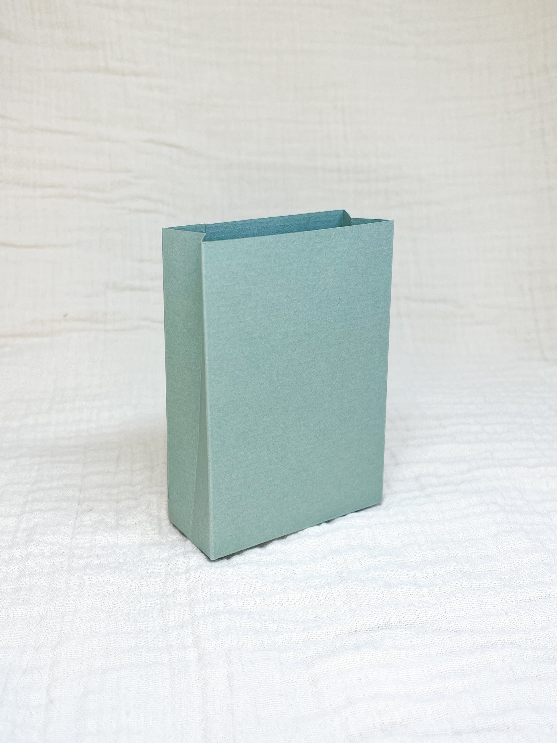 Laag doosje in eucalyptus voor doopsuiker - Atelier D