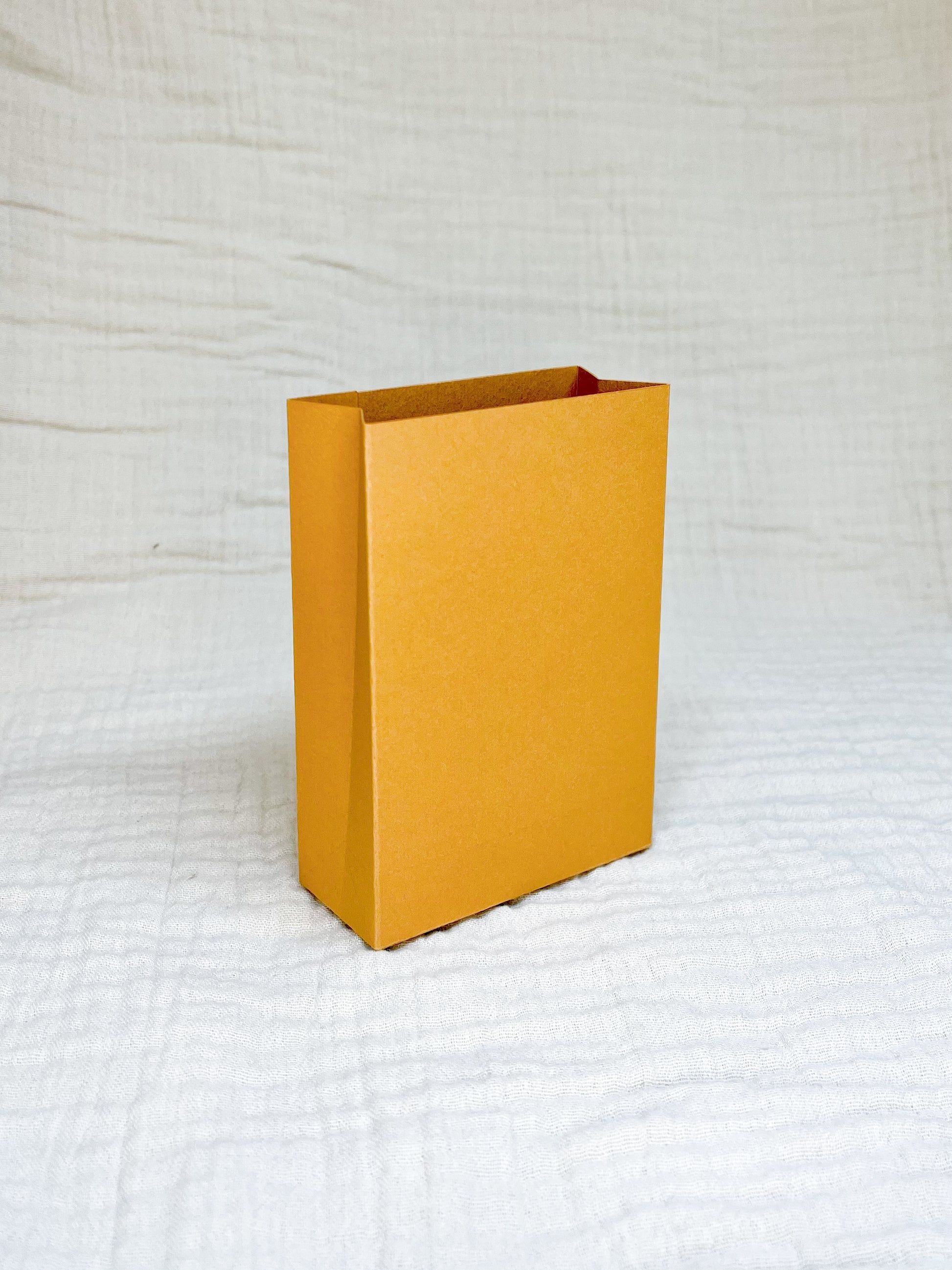 Laag doosje in geelbruin voor doopsuiker - Atelier D