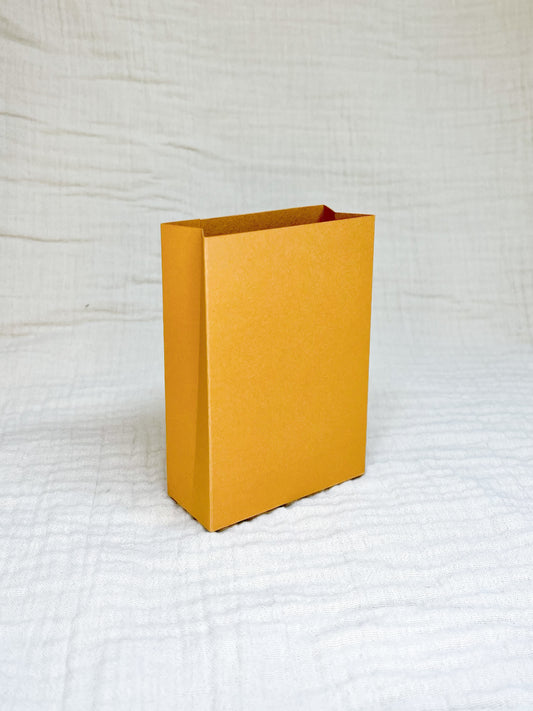 Laag doosje in geelbruin voor doopsuiker - Atelier D