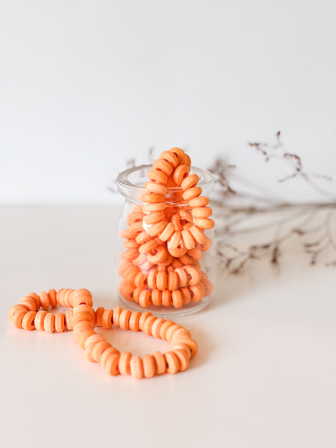Snoepketting in oranje als vulling voor doopsuiker. doopsuiker zelf maken.