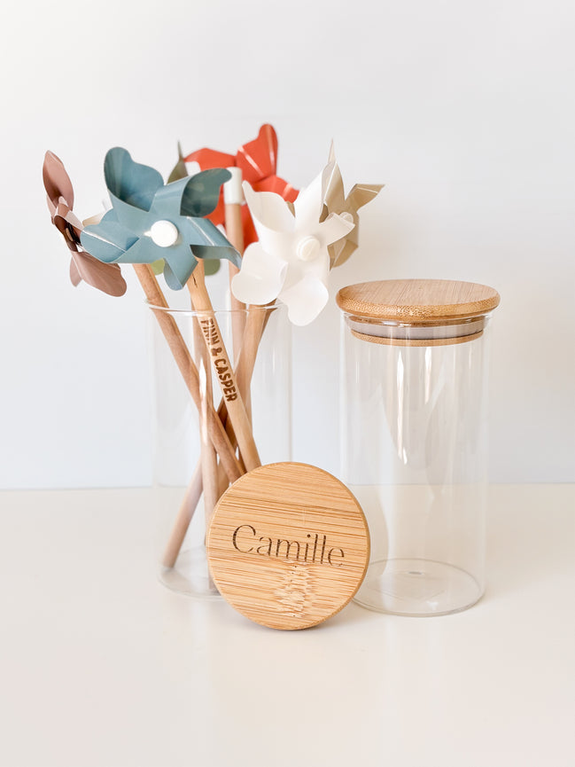 Uitdeelpot in glas met bamboe deksel voor doopsuiker. doopsuiker zelf maken.