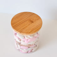 Uitdeelpot in glas met bamboe deksel voor doopsuiker. doopsuiker zelf maken.