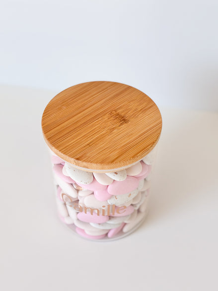 Uitdeelpot in glas met bamboe deksel voor doopsuiker. doopsuiker zelf maken.
