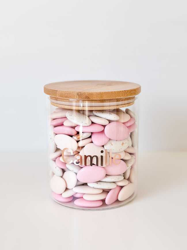 Uitdeelpot in glas met bamboe deksel voor doopsuiker. doopsuiker zelf maken.