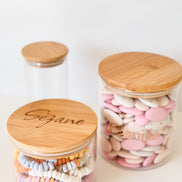Uitdeelpot in glas met bamboe deksel voor doopsuiker. doopsuiker zelf maken.