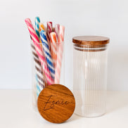 Uitdeelpot in glas met ribbels en acacia deksel voor doopsuiker. doopsuiker zelf maken.