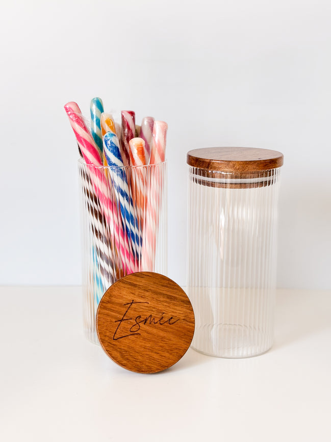 Uitdeelpot in glas met ribbels en acacia deksel voor doopsuiker. doopsuiker zelf maken.