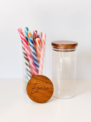 Uitdeelpot in glas met ribbels en acacia deksel voor doopsuiker. doopsuiker zelf maken.