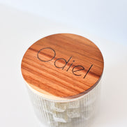 Uitdeelpot in glas met ribbels en acacia deksel voor doopsuiker. doopsuiker zelf maken.