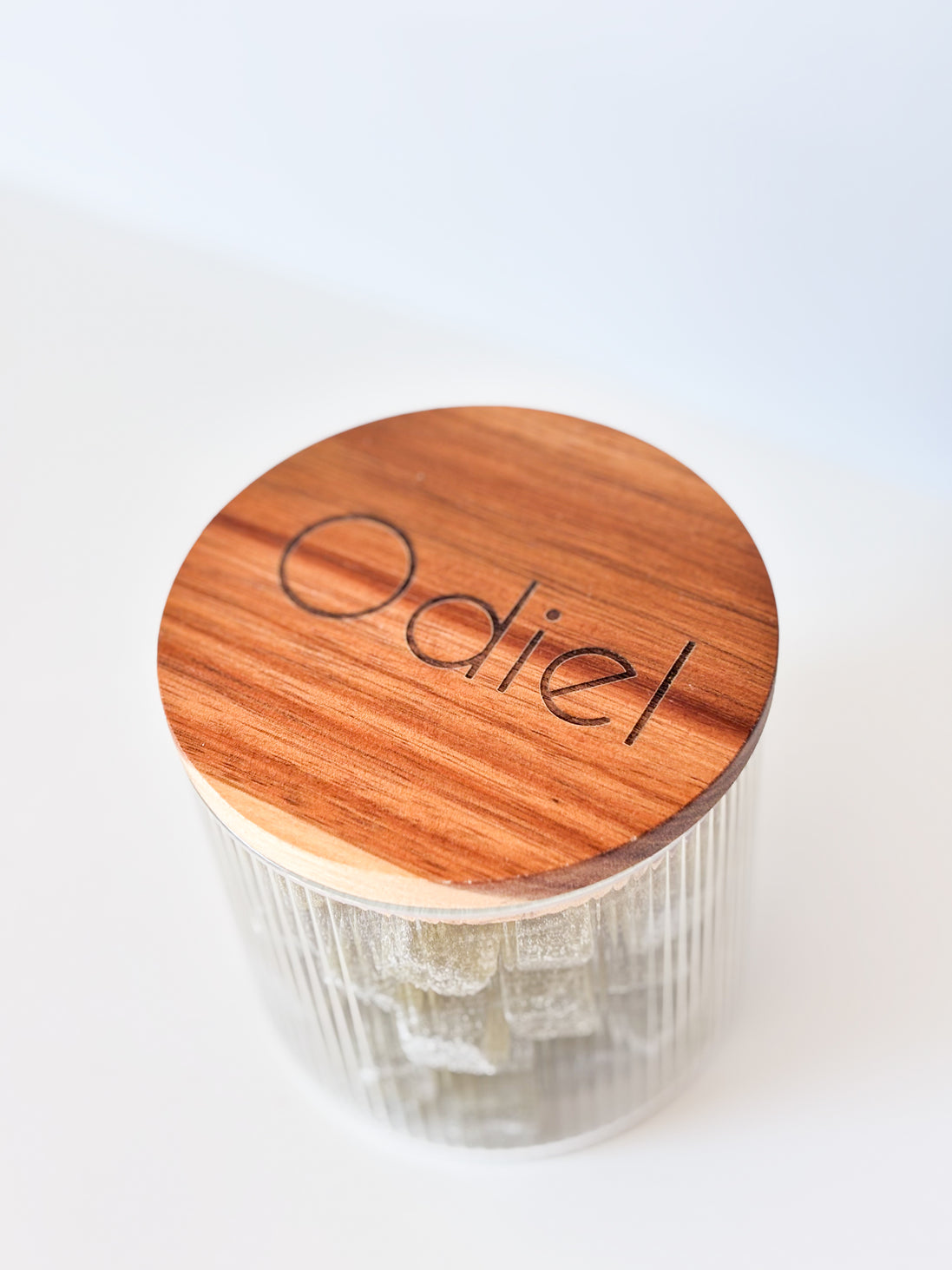 Uitdeelpot in glas met ribbels en acacia deksel voor doopsuiker. doopsuiker zelf maken.