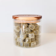Uitdeelpot in glas met ribbels en acacia deksel voor doopsuiker. doopsuiker zelf maken.