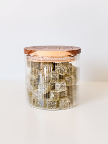Uitdeelpot in glas met ribbels en acacia deksel voor doopsuiker. doopsuiker zelf maken.