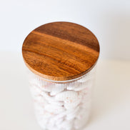 Uitdeelpot in glas met ribbels en acacia deksel voor doopsuiker. doopsuiker zelf maken.