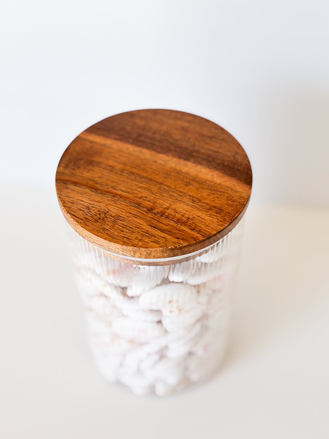 Uitdeelpot in glas met ribbels en acacia deksel voor doopsuiker. doopsuiker zelf maken.
