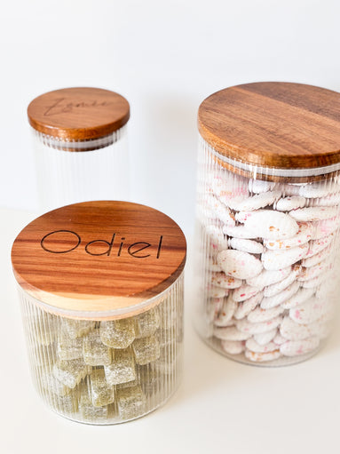 Uitdeelpot in glas met ribbels en acacia deksel voor doopsuiker. doopsuiker zelf maken.