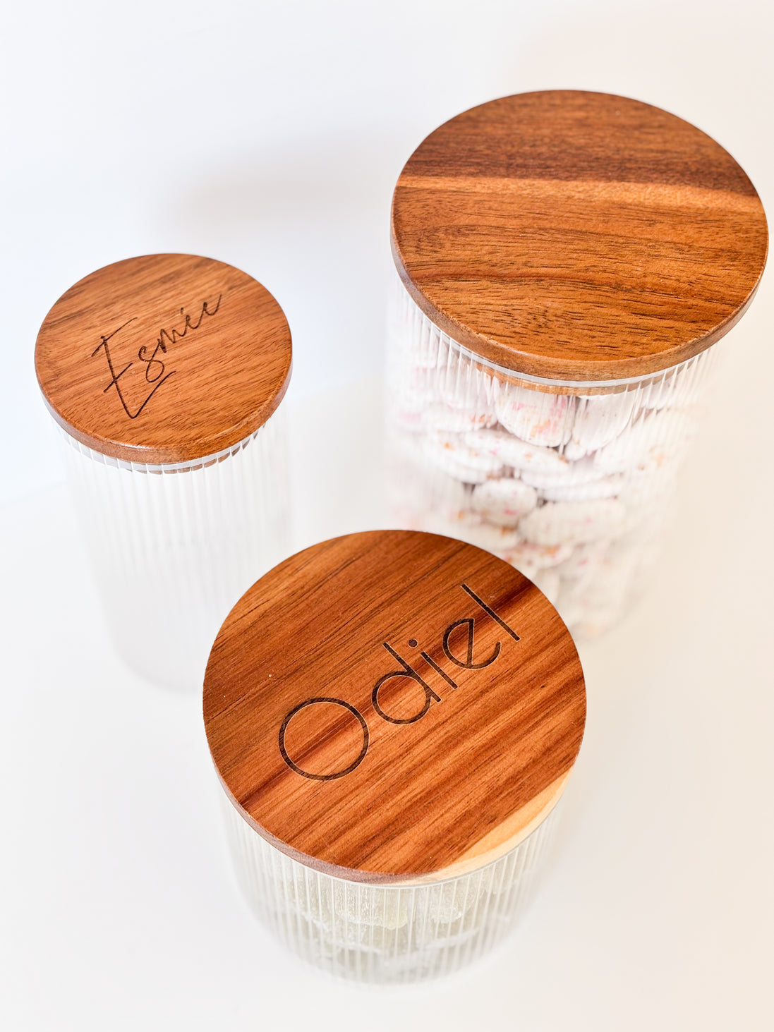 Uitdeelpot in glas met ribbels en acacia deksel voor doopsuiker. doopsuiker zelf maken.