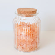 Uitdeelpot in glas met ribbels en kurk deksel voor doopsuiker. doopsuiker zelf maken.