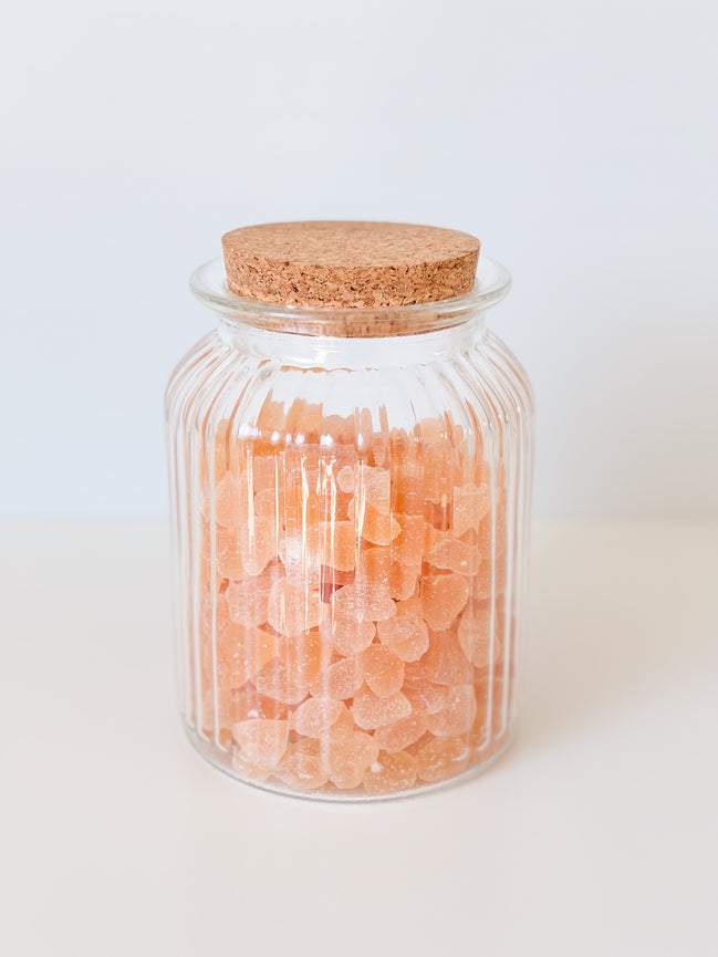 Uitdeelpot in glas met ribbels en kurk deksel voor doopsuiker. doopsuiker zelf maken.