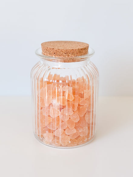 Uitdeelpot in glas met ribbels en kurk deksel voor doopsuiker. doopsuiker zelf maken.