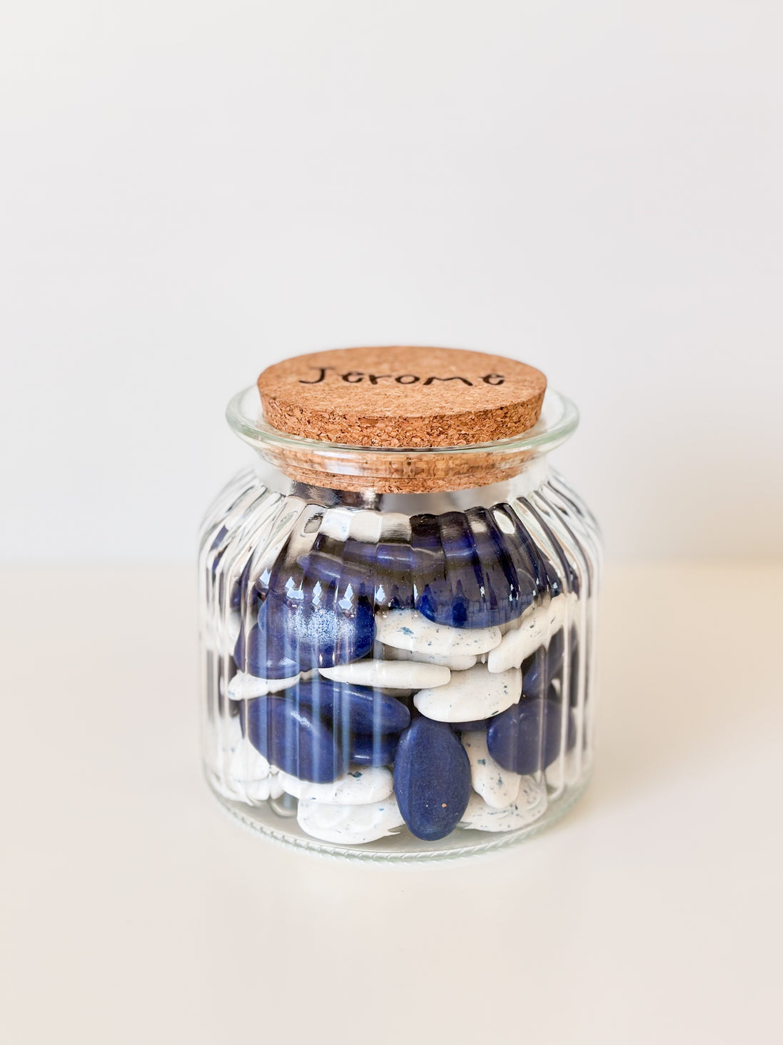 Uitdeelpot in glas met ribbels en kurk deksel voor doopsuiker. doopsuiker zelf maken.