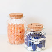 Uitdeelpot in glas met ribbels en kurk deksel voor doopsuiker. doopsuiker zelf maken.