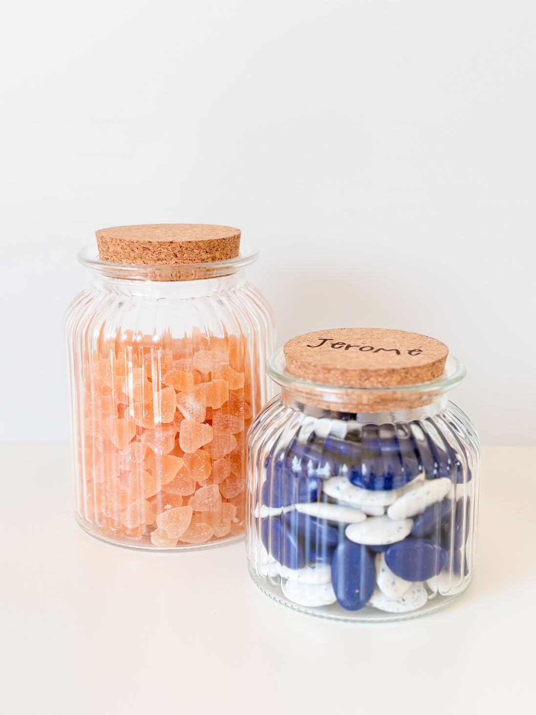Uitdeelpot in glas met ribbels en kurk deksel voor doopsuiker. doopsuiker zelf maken.