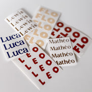 Doopsuiker zelf maken. Foto van verschillende sets vinylstickers die je kan gebruiken om je doopsuiker af te werken en te personaliseren. Doopsuiker zelf maken.