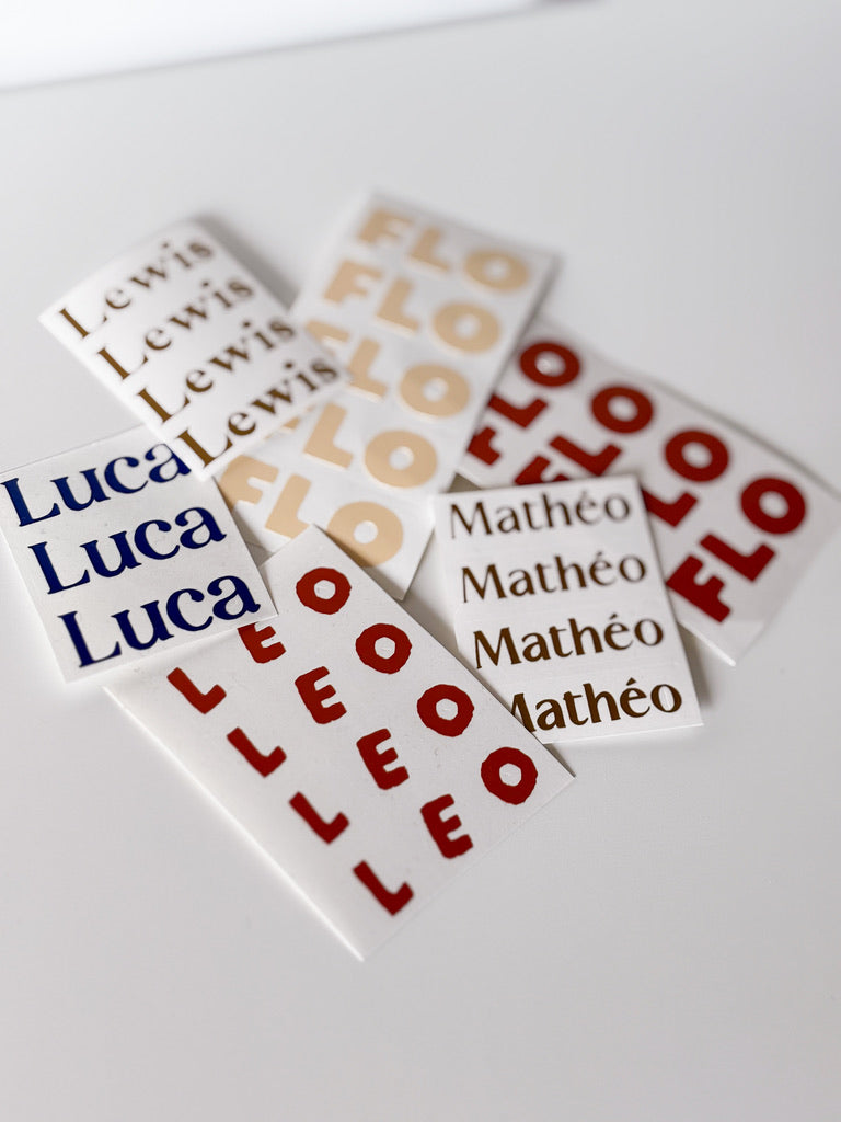 Doopsuiker zelf maken. Foto van verschillende sets vinylstickers die je kan gebruiken om je doopsuiker af te werken en te personaliseren. Doopsuiker zelf maken.